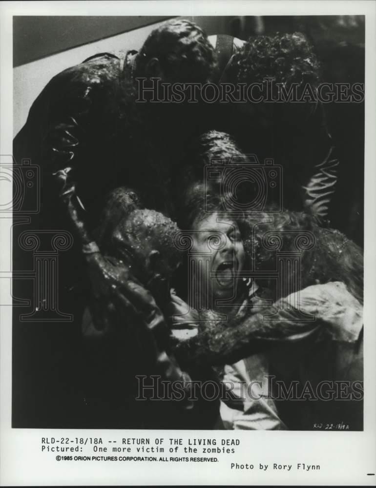 1985 Press Photo Scene From "Return of the Living Dead" - lrp28459