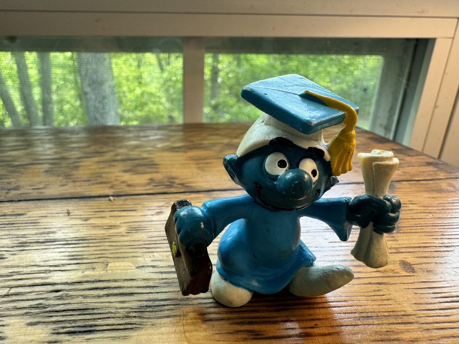 1981 VINTAGE GRADUATION SMURF, PEYO SCHLEICH, PVC FIGURE