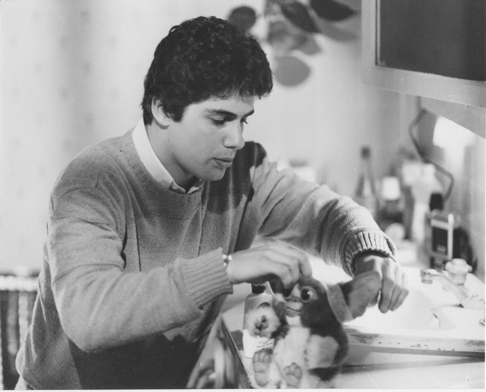 GREMLINS original 1984 b/w lobby publicity still photo ZACK GALLIGAN/GIZMO