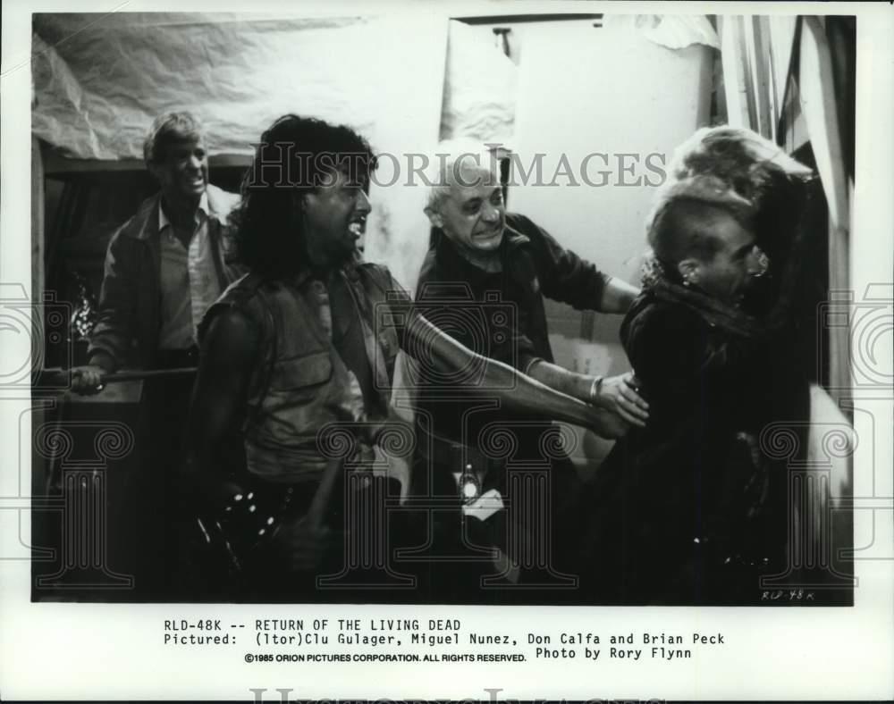 1985 Press Photo Scene From "Return of the Living Dead" - lrp26387